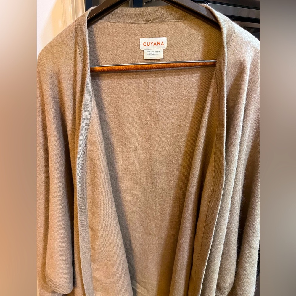 CUYANA Baby Alpaca Square Edge Cape, Camel